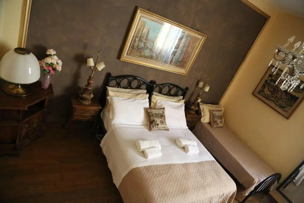 Room, Riverbanks, Florence