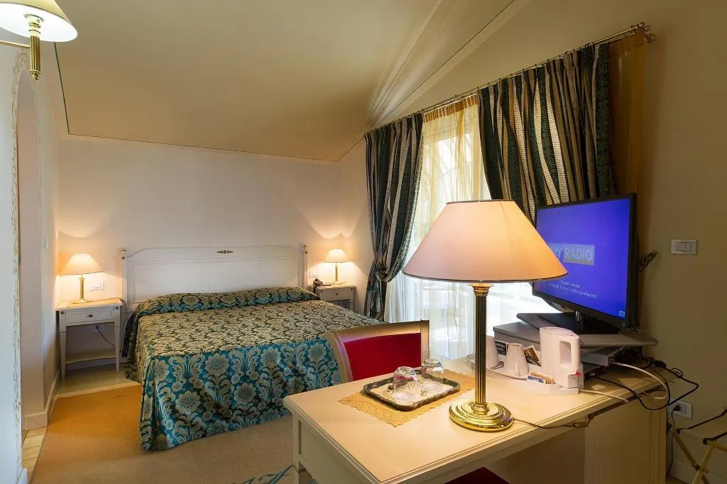 Room, Serenella, Milan