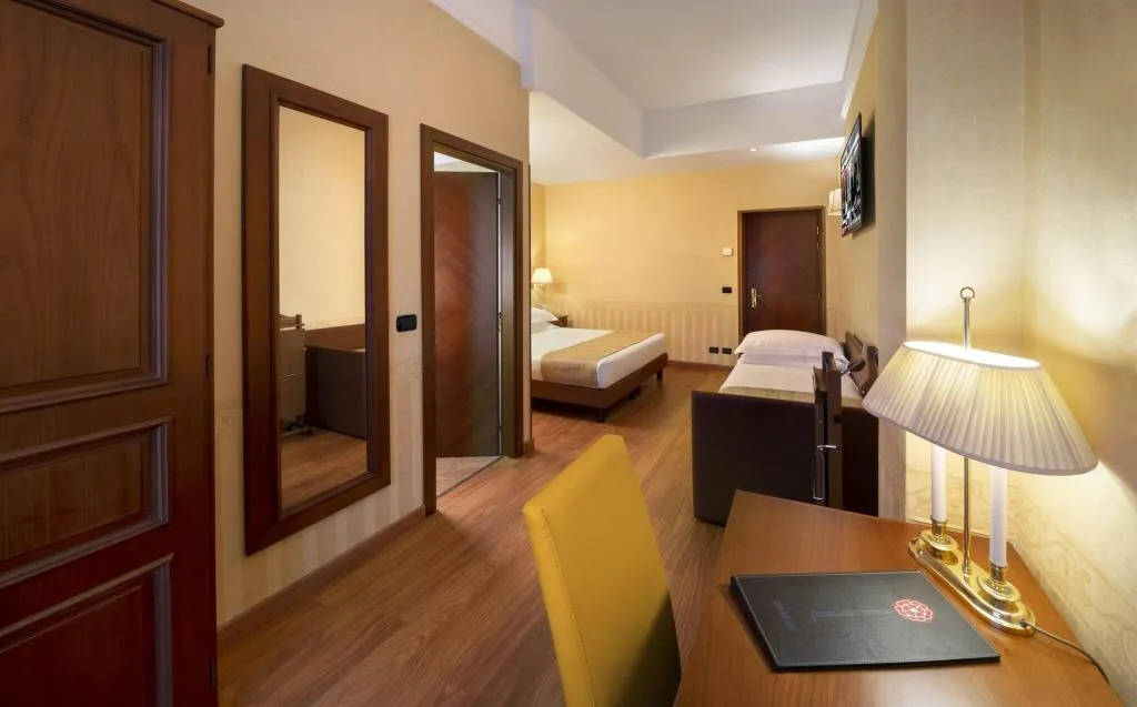 TRIPLE TWO BEDS Room, Lancaster Hotel, Milan