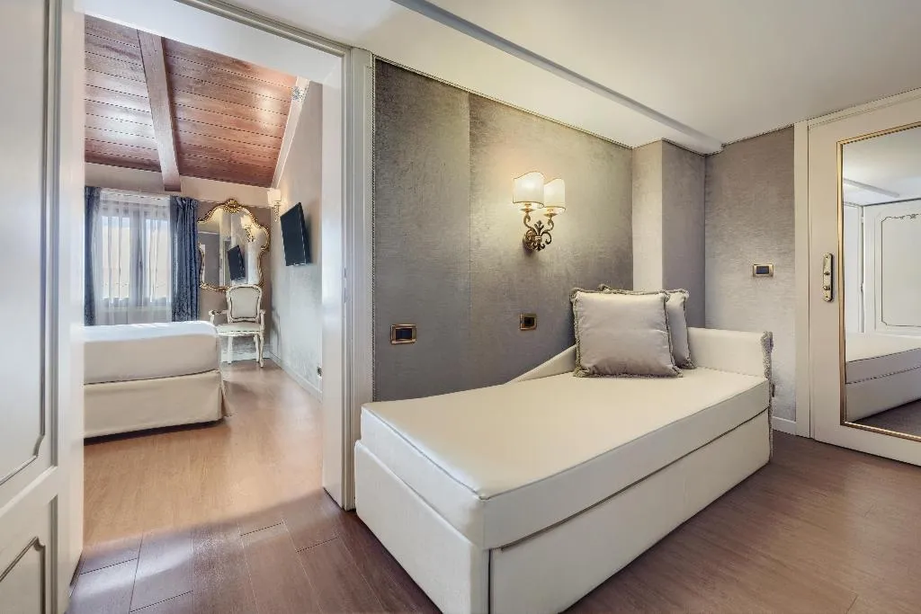 Room QUEEN SIZE BED Room, Hotel Olimpia Venice, BW Signature Collection, Venice