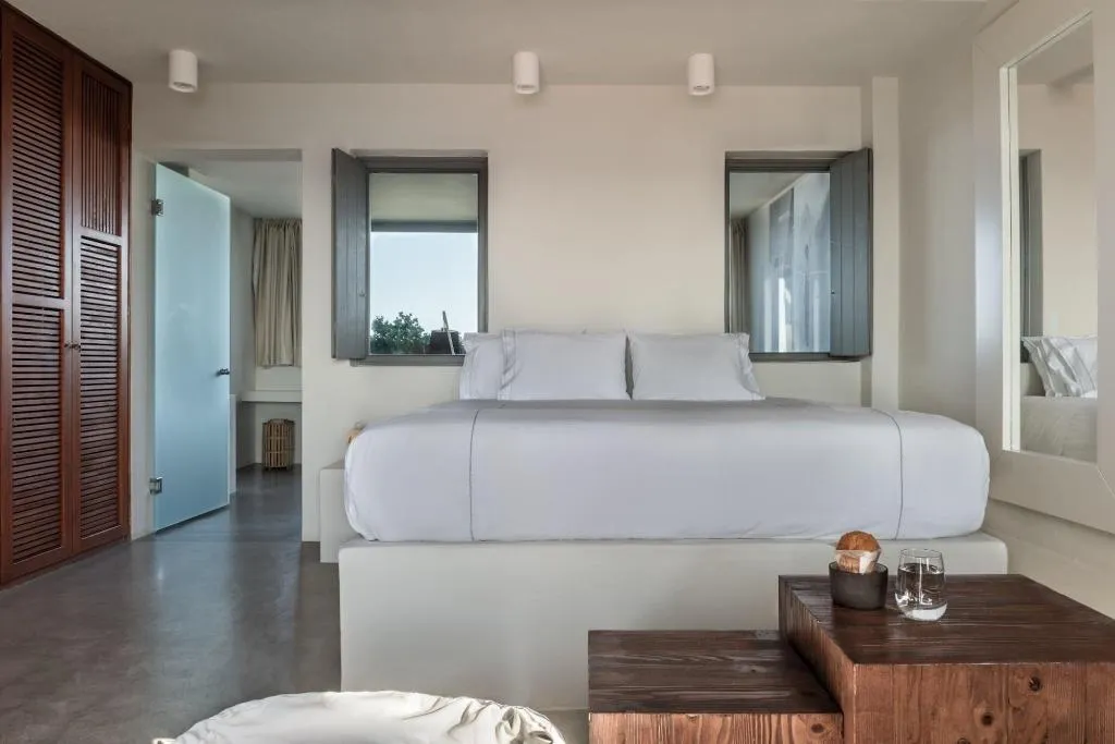Room, West East Suites, Santorini