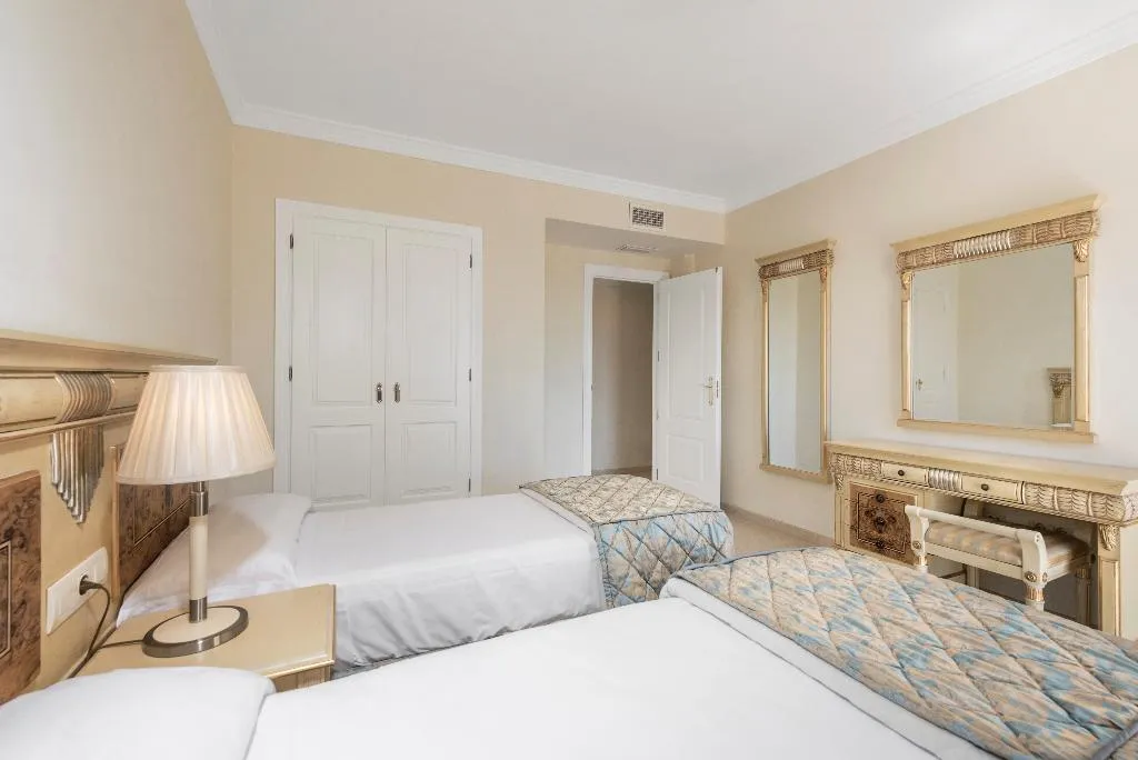 APARTMENT THREE BEDROOMS Room, Colina del Paraiso, Costa Del Sol