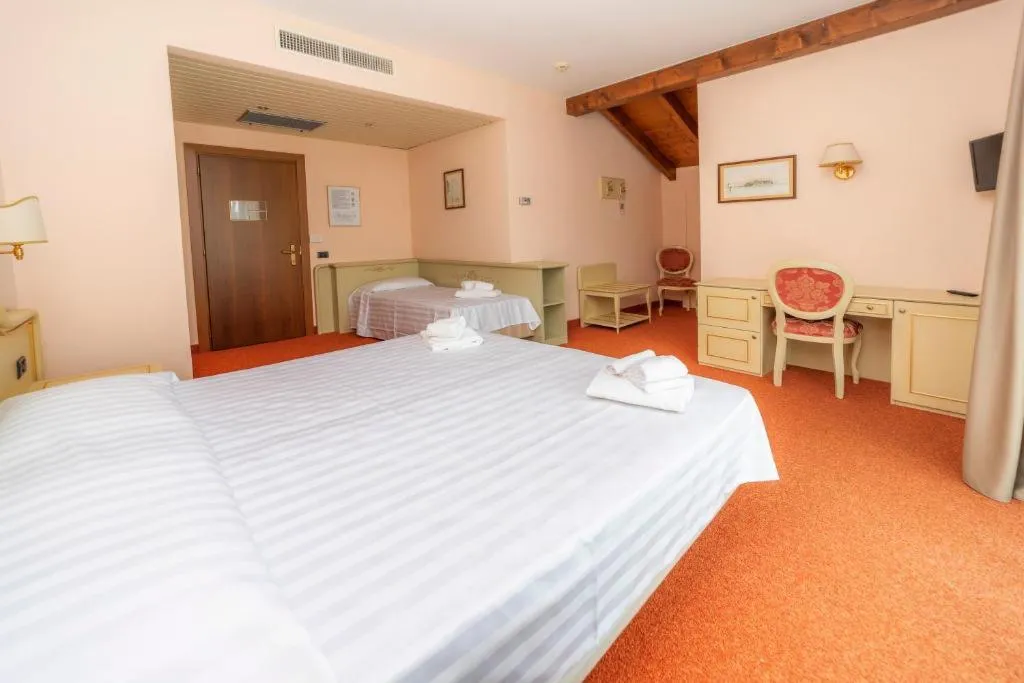 TRIPLE STANDARD Room, Della Torre, Milan