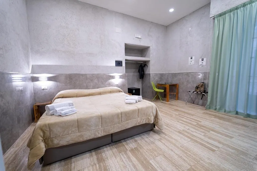 DOUBLE QUEEN SIZE BED Room, P.C. Boutique H. Napoli Centro, Naples