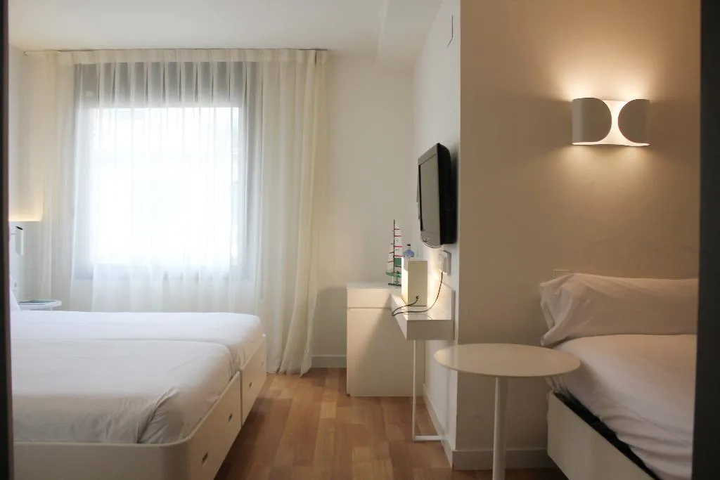TRIPLE STANDARD Room, Pol & Grace Hotel, Barcelona