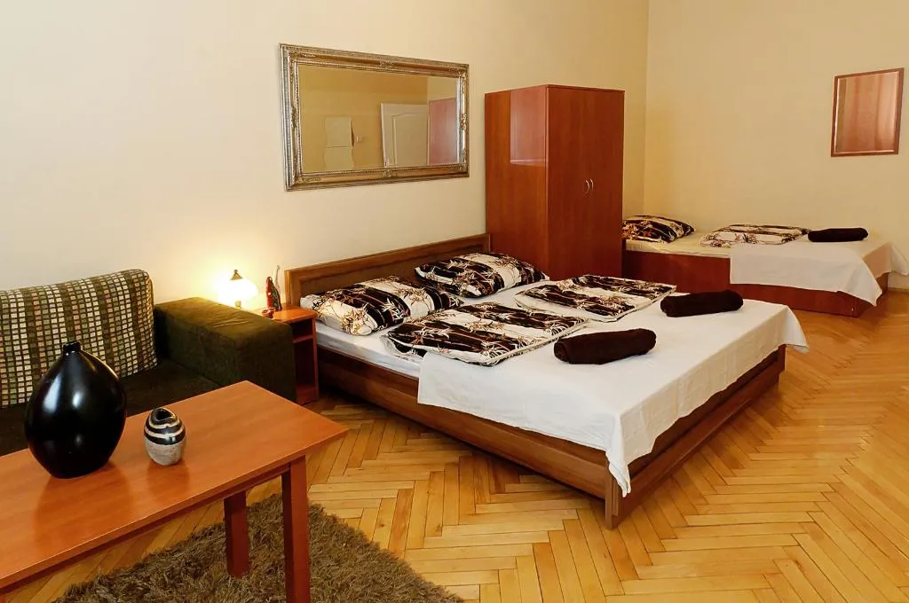 STUDIO CAPACITY 3 Room, P&J Tourist Apartments, Krakow