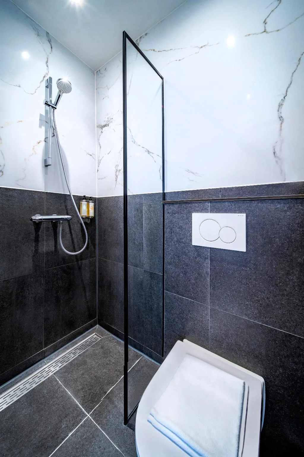 SINGLE BASIC Room, Hotel Nes, Amsterdam