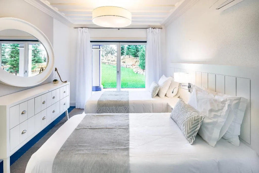 VILLA FOUR BEDROOMS Room, Shantivillas, Algarve