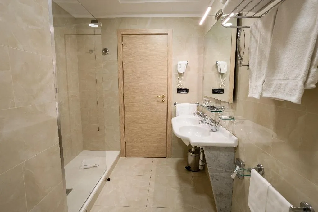 SUITE CAPACITY 3 Room, Grand Hotel Tiberio, Rome