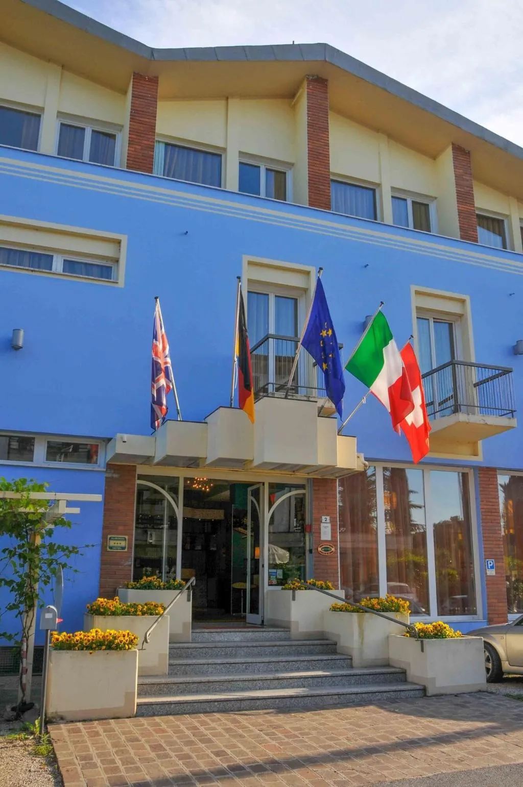 Lobby, Suisse, Milan