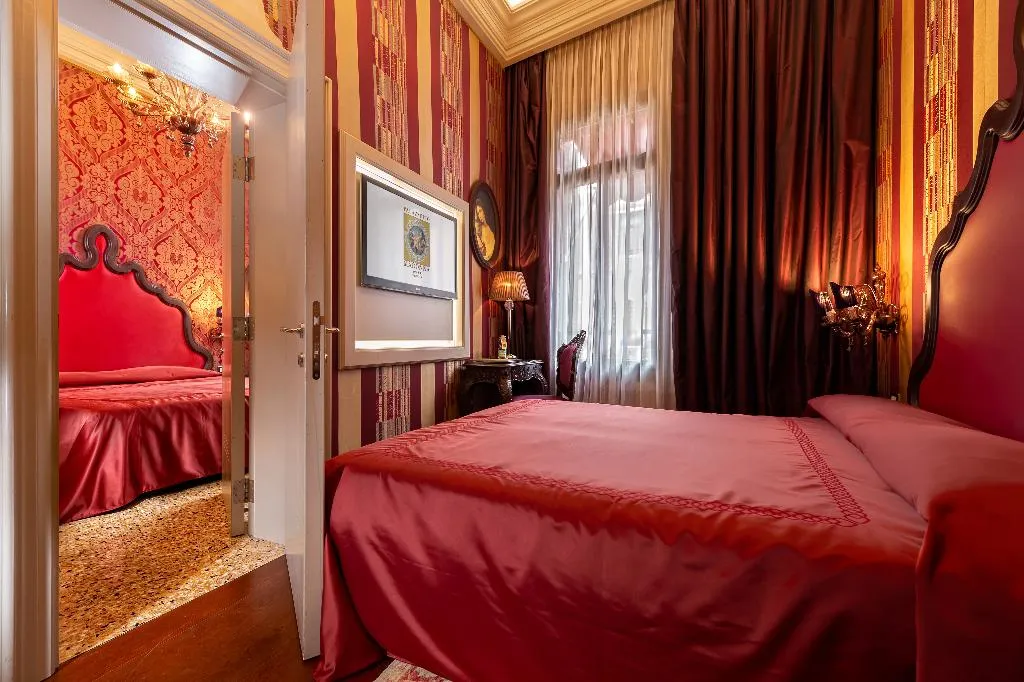 SUITE CANAL VIEW Room, Palazzetto Madonna, Venice
