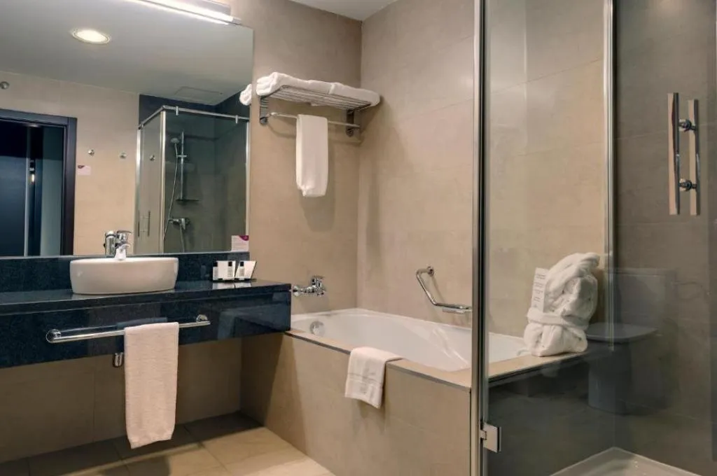 Room PREMIUM Room, Crowne Plaza Madrid Airport, Madrid