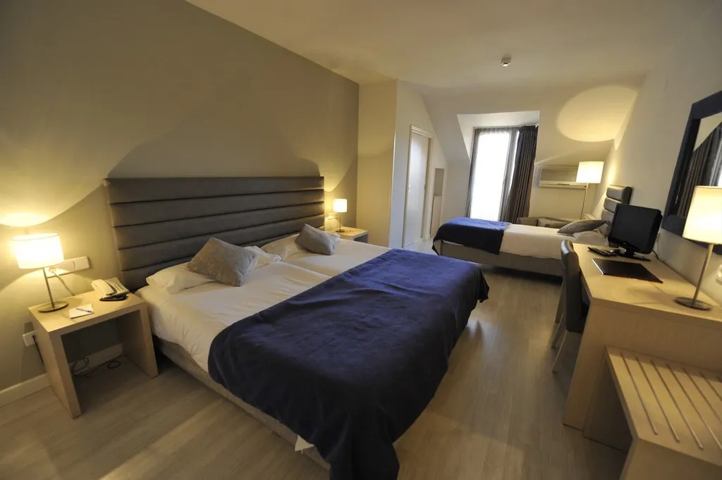 TRIPLE STANDARD Room, Puerta De Segovia, Madrid