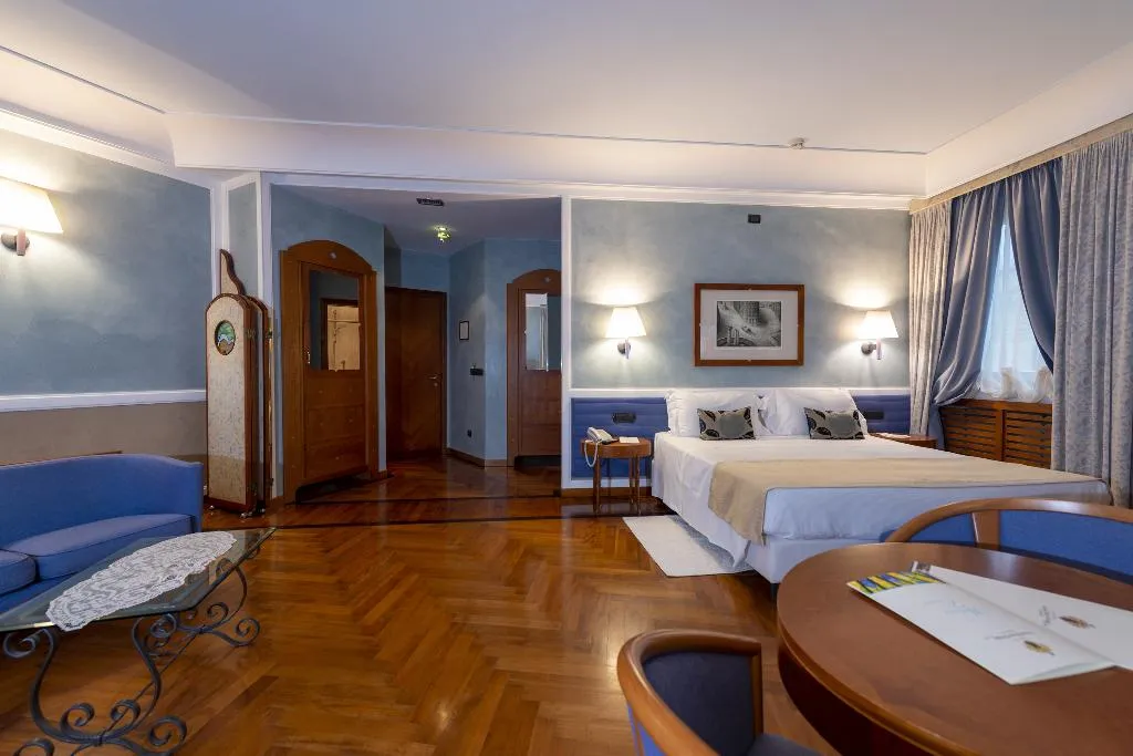 SUITE DELUXE QUEEN BED Room, Grand Hotel Ortigia, Catania