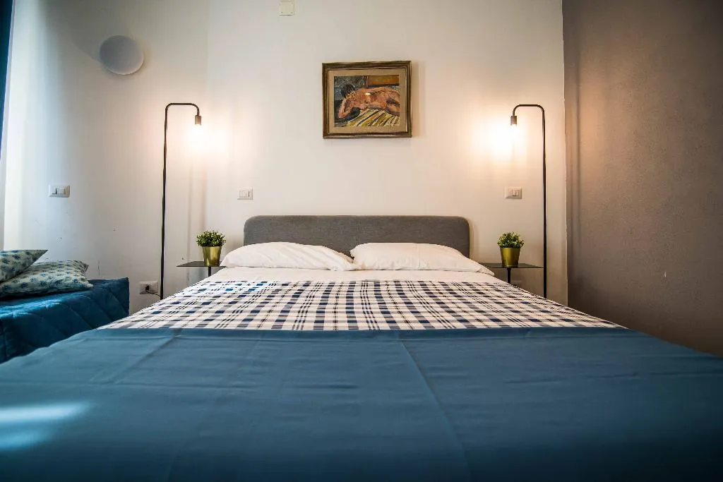 TRIPLE BASIC Room, Quattro Briganti, Naples