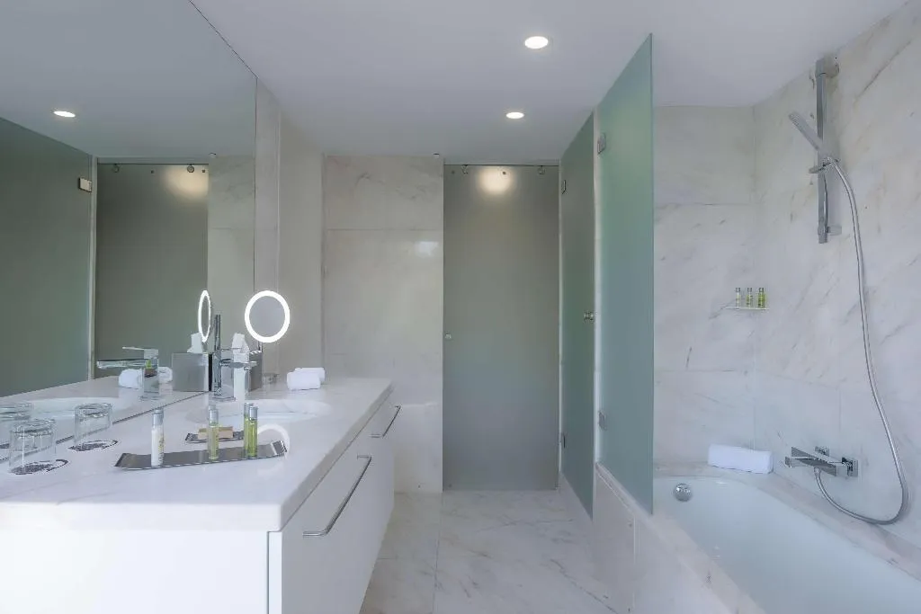 DOUBLE PREMIUM KING BED Room, Doubletree by Hilton Lisbon - Fontana Park, Lisbon