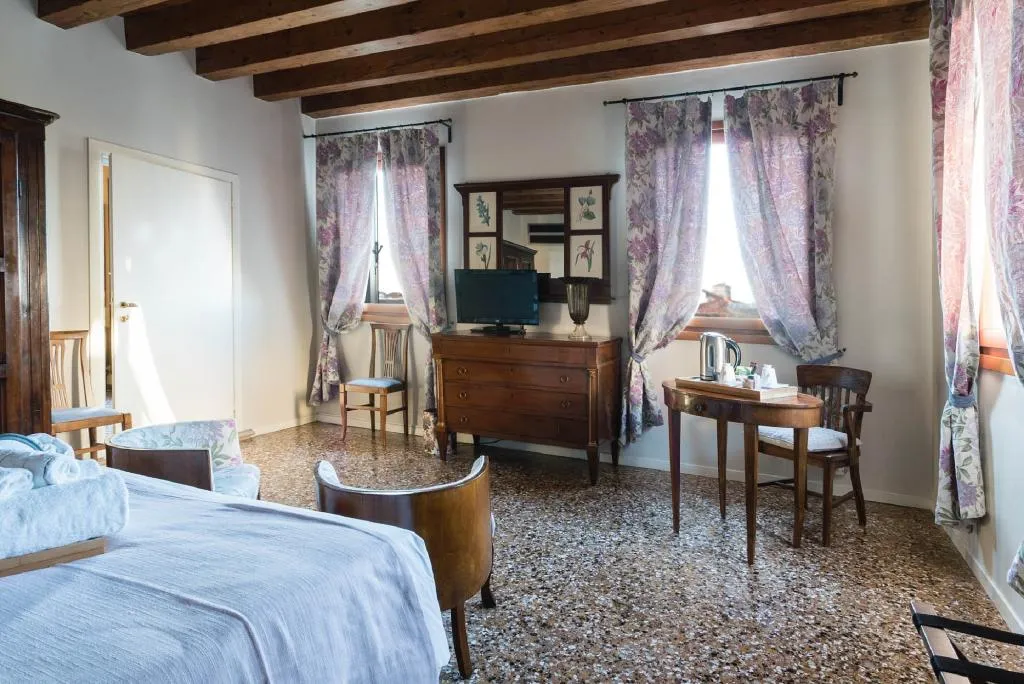 DOUBLE CANAL VIEW Room, Locanda Ai Santi Apostoli, Venice