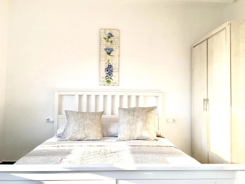 QUADRUPLE WITH SHARED BATHROOM Room, Guest House Torres De Quart, Valencia