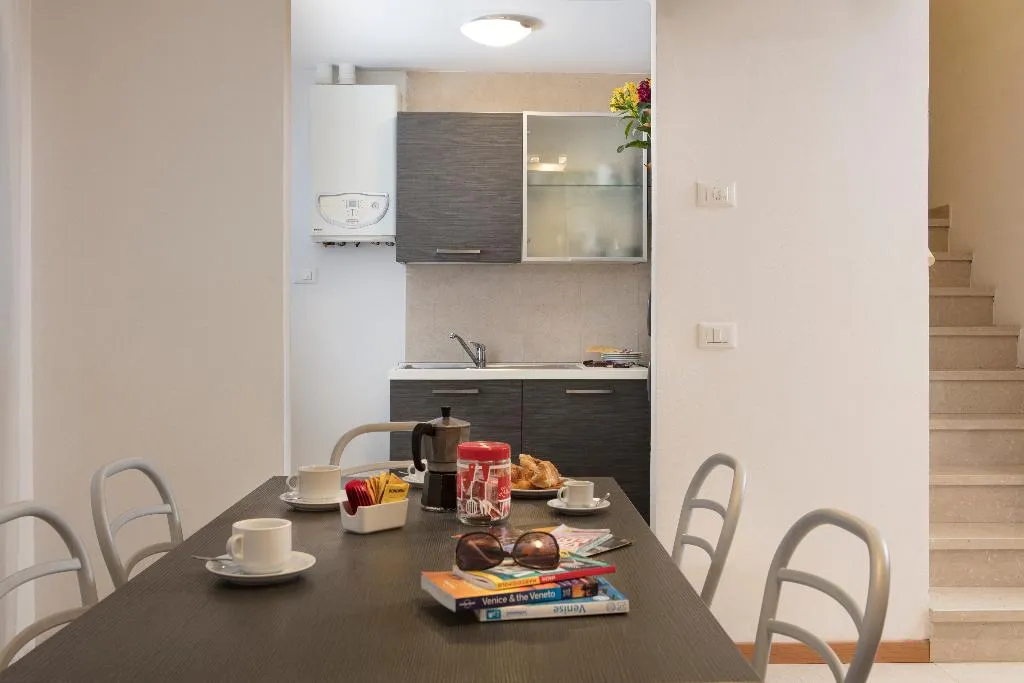 APARTMENT CAPACITY 3 TWO BEDROOMS Room, Appartamenti Commercio & Pellegrino, Venice
