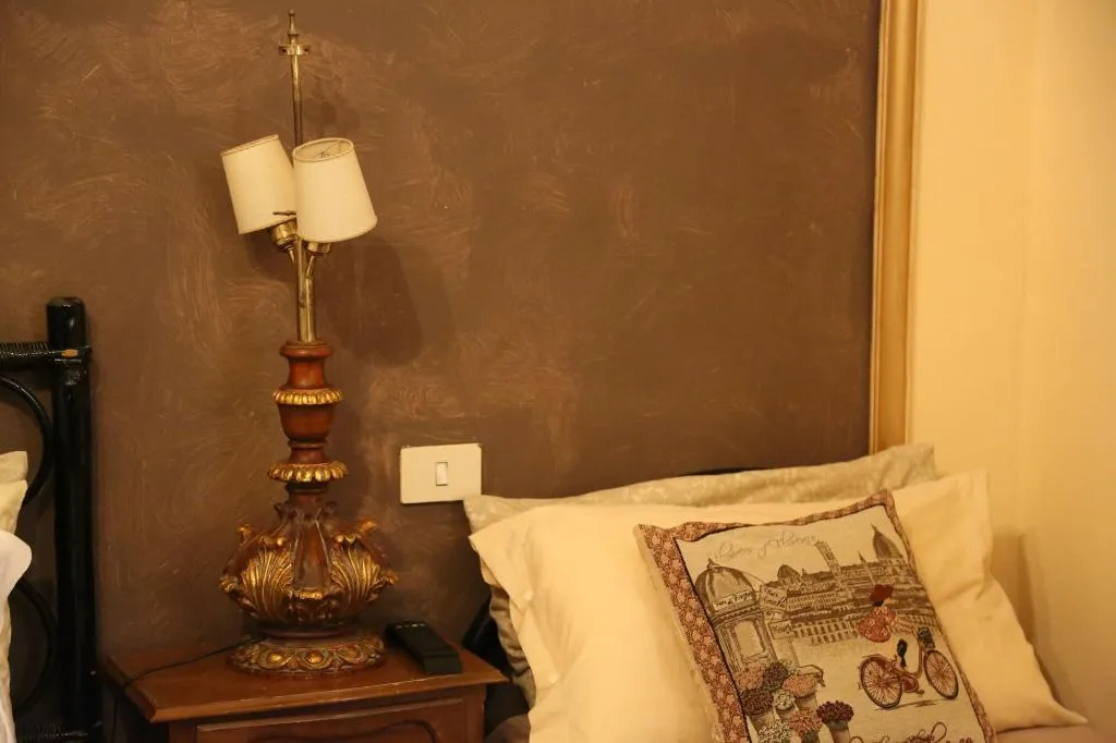 Room, Riverbanks, Florence