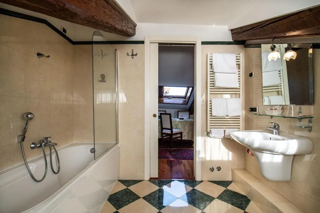 Room, A Tribute To Music, Venice