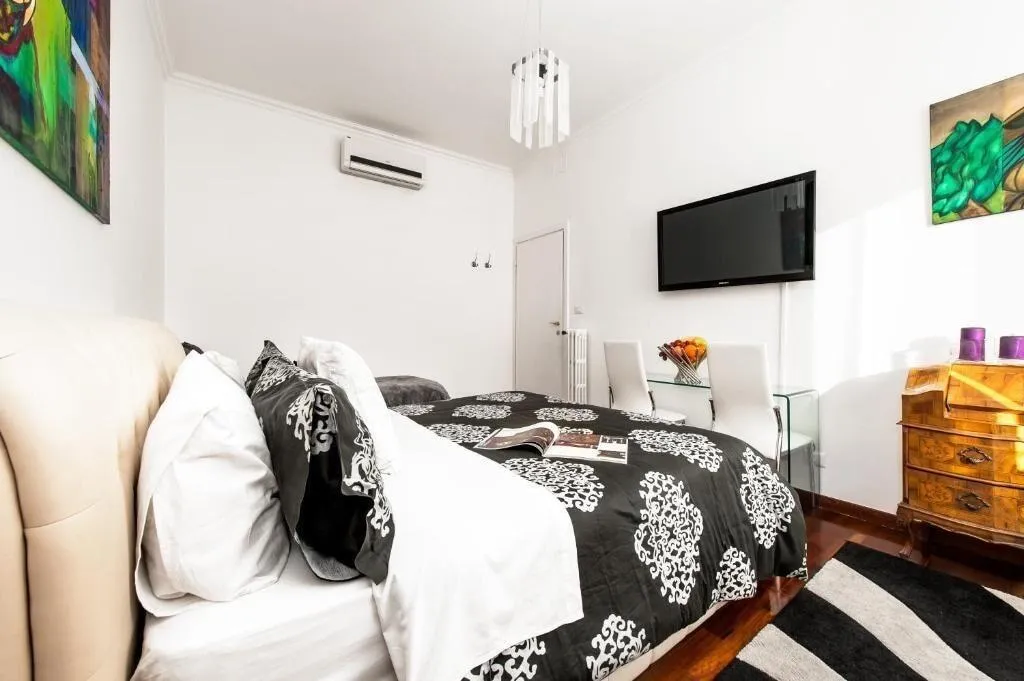 Room, Volver Da Laura E Dina, Naples