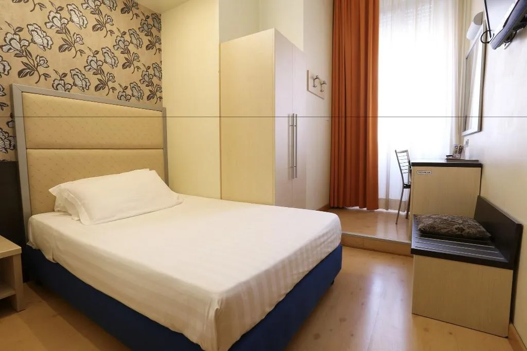 Room, Hotel Piacenza, Milan