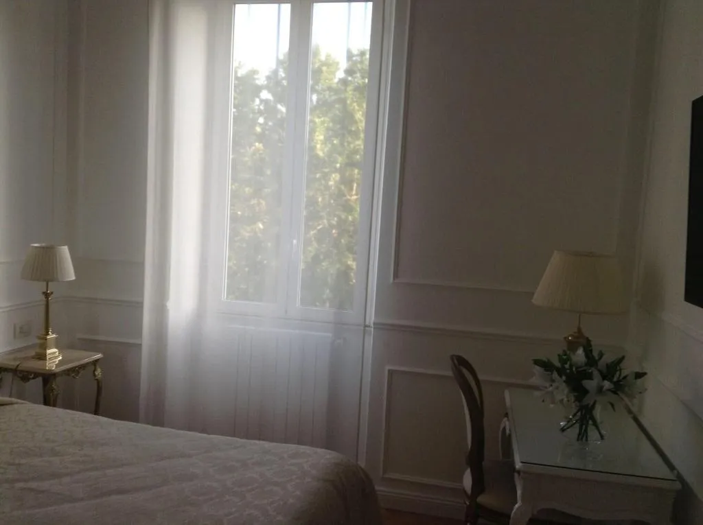 Room, King Plaza, Naples