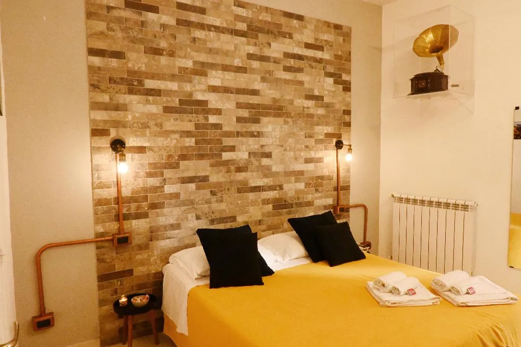 DOUBLE CLASSIC KING BED Room, Napoli Cityscape, Naples