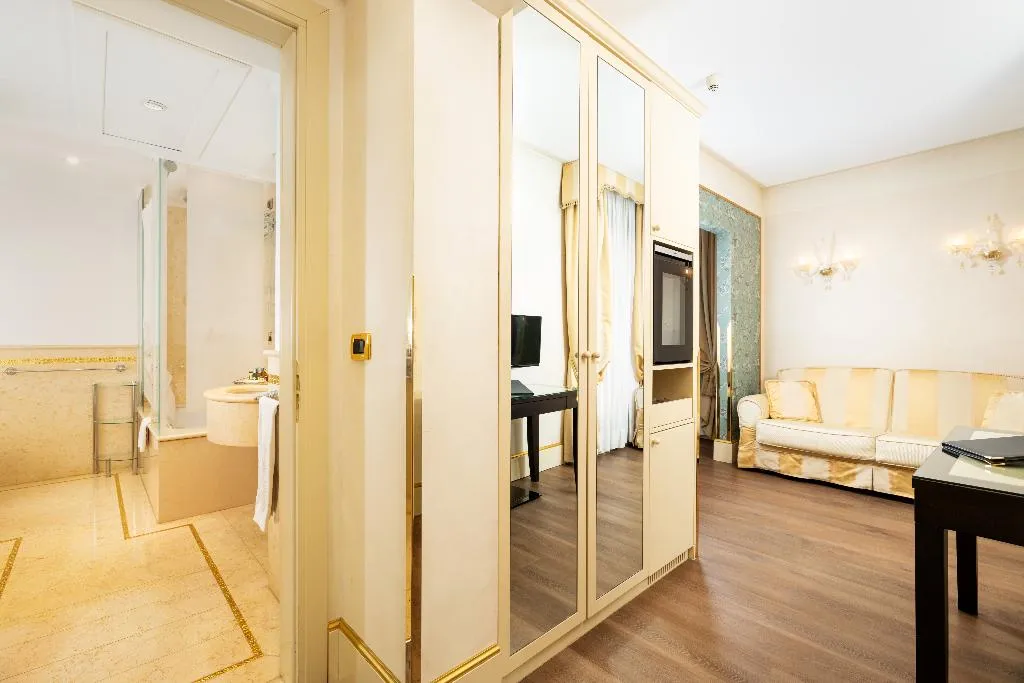 JUNIOR SUITE CAPACITY 3 Room, A La Commedia, Venice