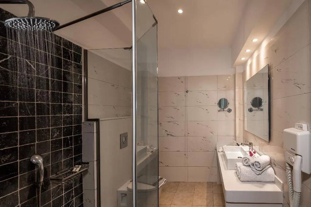 JUNIOR SUITE WITH PRIVATE POOL Room, splendour hotel and suites, Santorini