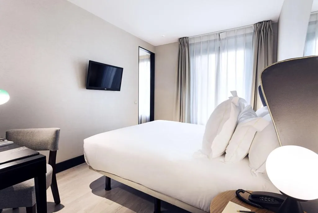 Double or Twin QUEEN SIZE BED Room, One Shot Luchana 22, Madrid