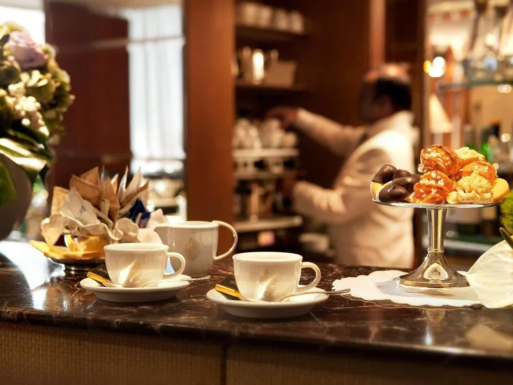 Bar, Cavour, Milan