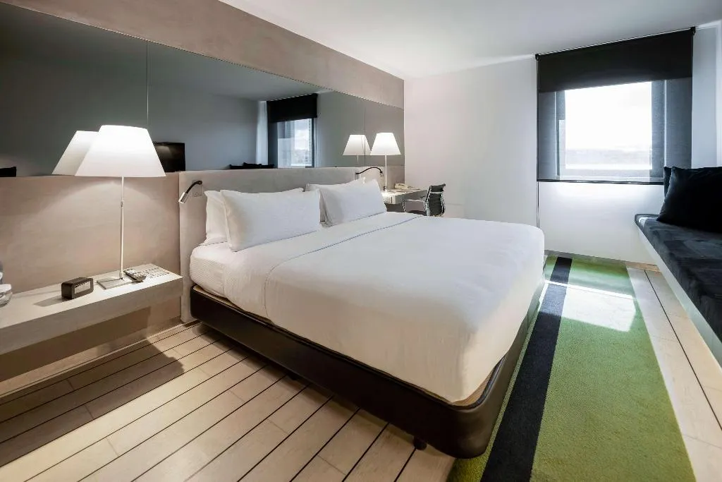 DOUBLE GUEST ROOM KING BED Room, Doubletree by Hilton Lisbon - Fontana Park, Lisbon