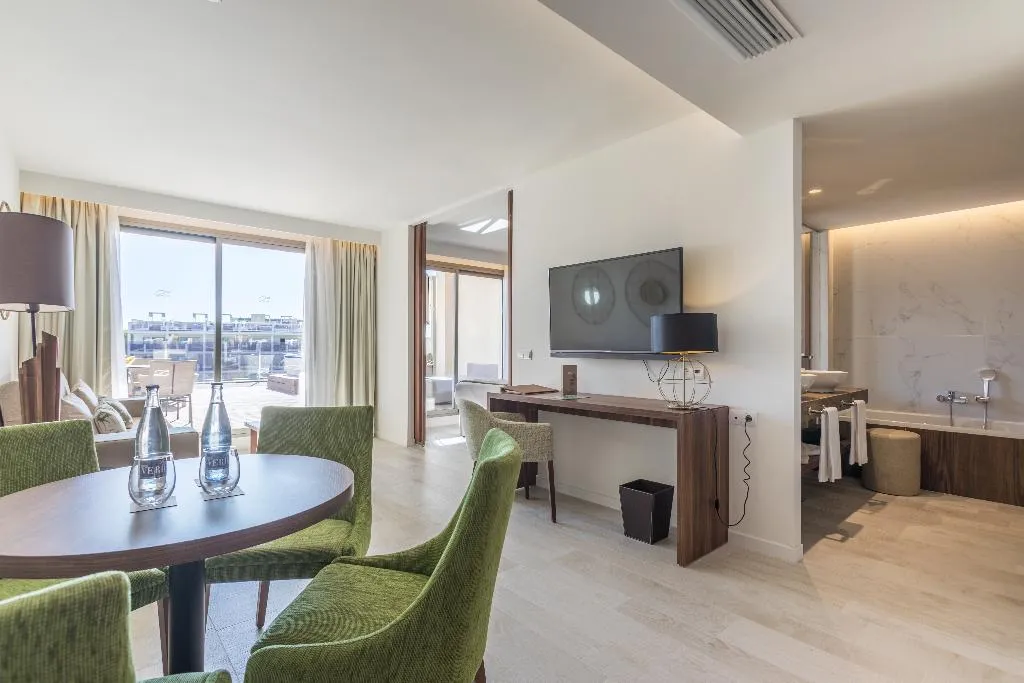 SUITE CAPACITY 4 Room, Zafiro Palace Palmanova, Majorca