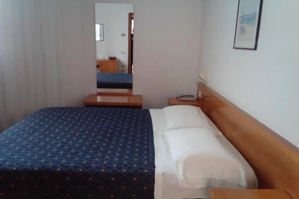 Room, Niki, Milan