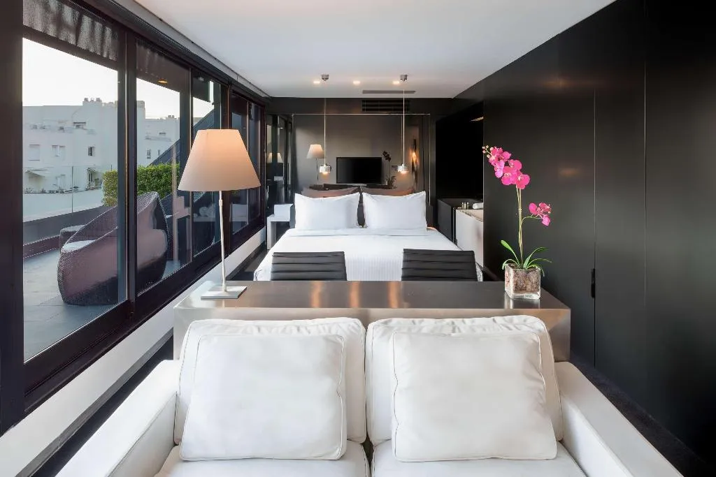 JUNIOR SUITE KING SIZE BED Room, Doubletree by Hilton Lisbon - Fontana Park, Lisbon