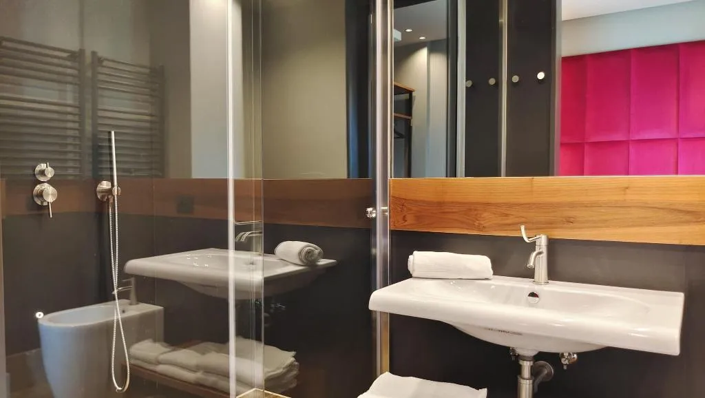 DOUBLE QUEEN SIZE BED Room, Triviho, Rome
