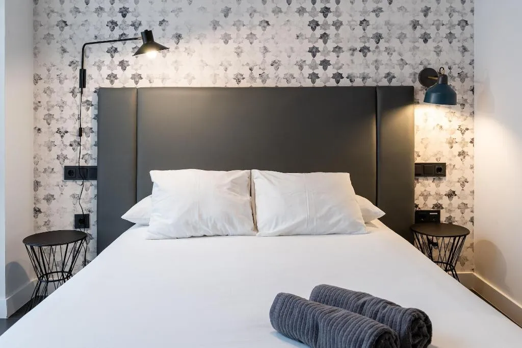 Room, Welldone Quality-Crystal Pool, Seville