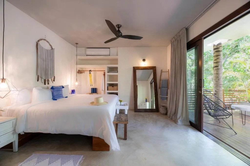 JUNIOR SUITE DELUXE WITH BALCONY Room, Lula Seaside Boutique Hotel, Cancun Area