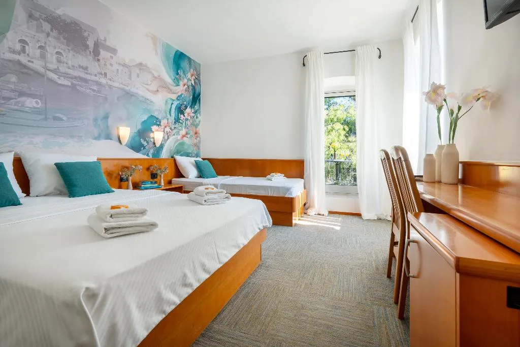 TRIPLE WITH BALCONY Room, Kastil, Split