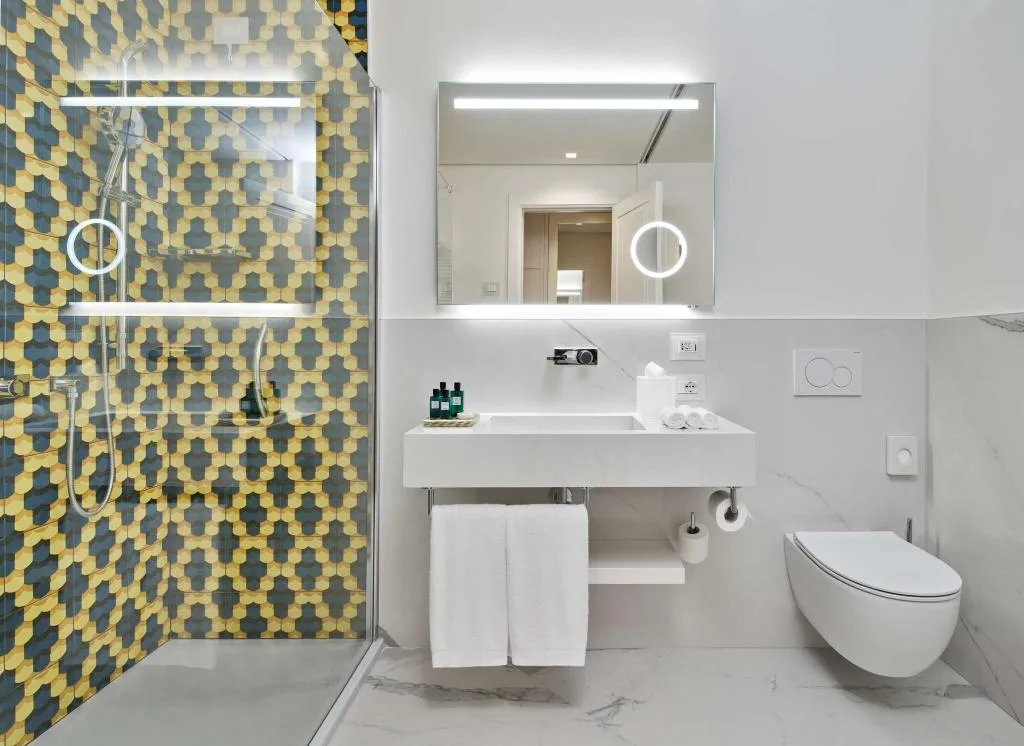 SUITE KING SIZE BED Room, de Bonart Naples-Curio Collection by Hilton, Naples