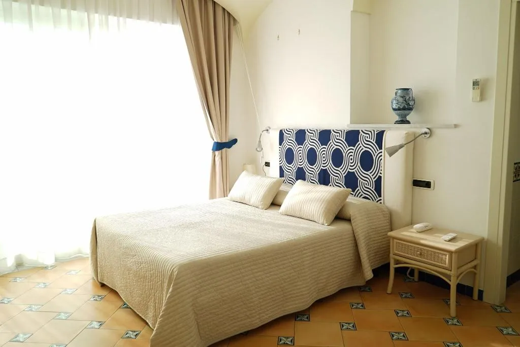 Room, Bellevue, Naples