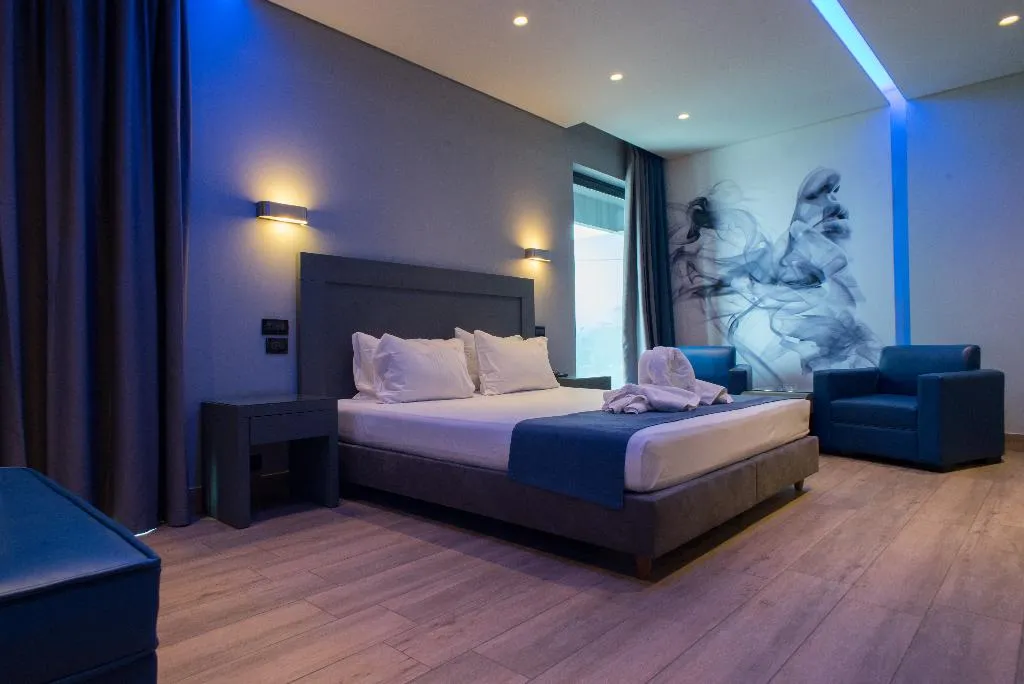SUITE WITH BALCONY Room, Pines, Athens