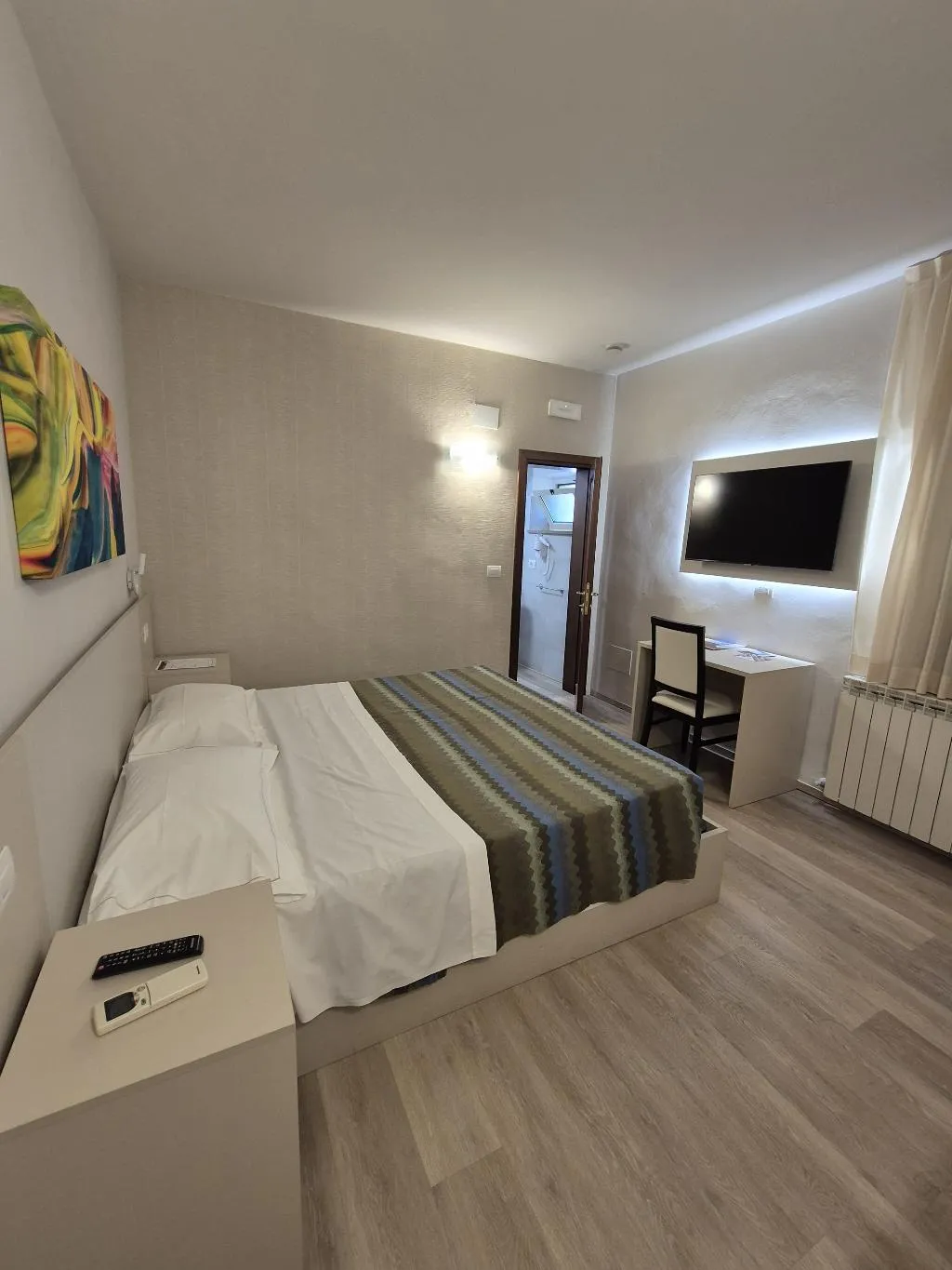 DOUBLE DELUXE ONE BED Room, Hotel Bellavista, Perugia