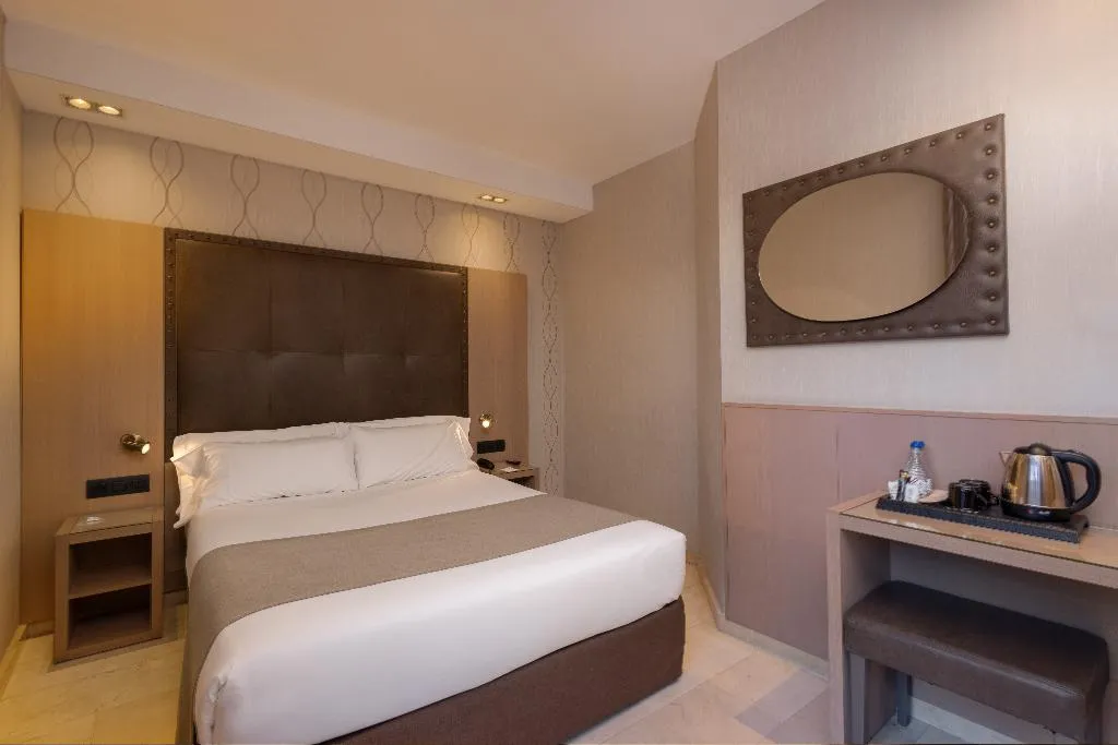 Double or Twin WITH TERRACE Room, Gran Hotel Barcino 4*S, Barcelona