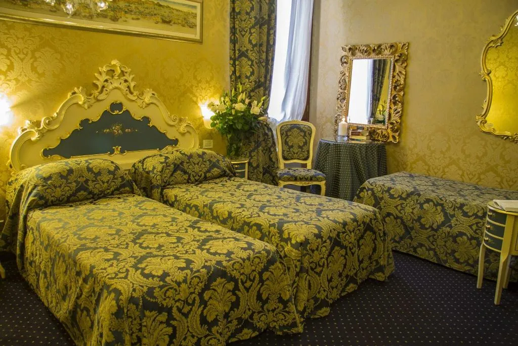 TRIPLE TWO BEDS Room, Becher, Venice
