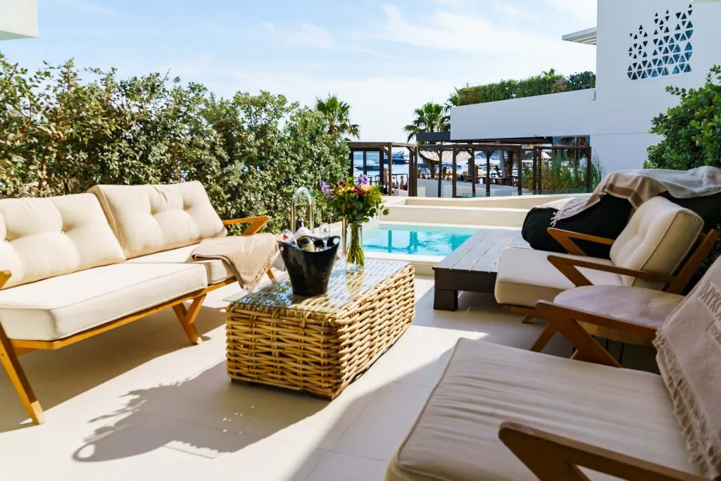 SUITE SUPERIOR WITH PRIVATE POOL Room, Mykonos Dove beach hotel, Mykonos