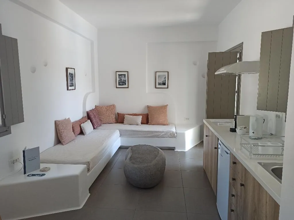 SUITE WITH PRIVATE POOL Room, Amphitrite Suites Santorini, Santorini