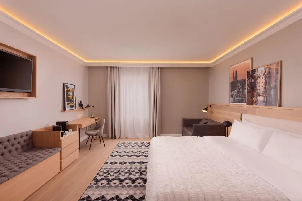 DOUBLE PREMIUM KING BED Room, Le Meridien Barcelona, Barcelona